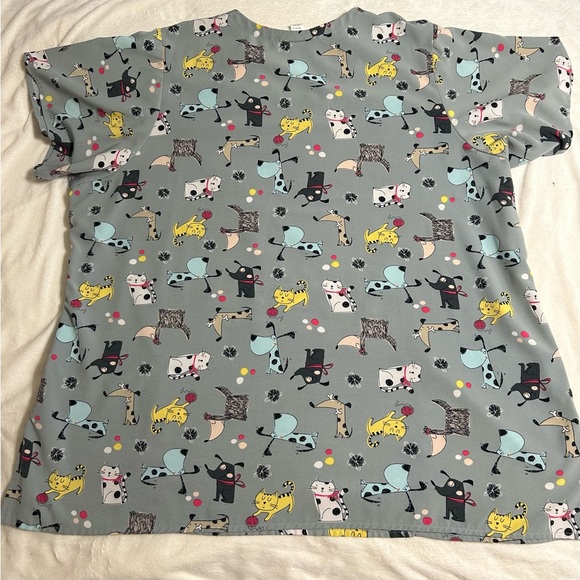 Barely worn 3XL Medical Scrub Top is Gray with Multicolored Kittens - Picture 2 of 3